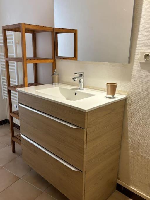 Maison De Ville Proche Mer, En Camargue Sur Le Chemin De Saint Jacques De Compostelle, Clim Reversible Вовер Екстериор снимка